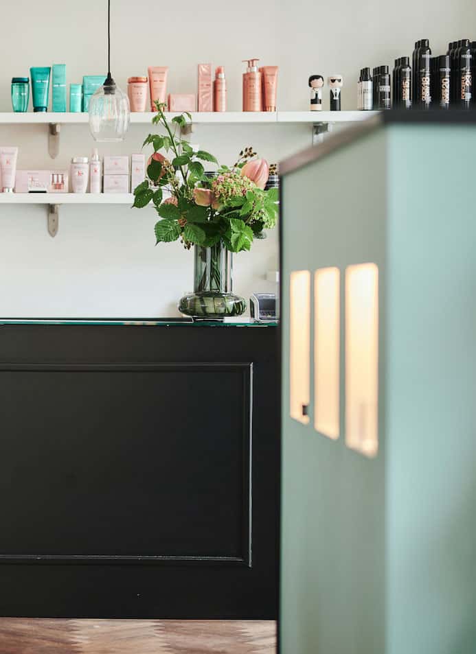 produkter linet up på hylderne hos Østergaard Intercoiffure